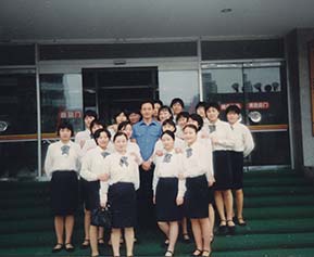 “市长之家店”员工与张国荣先生合影