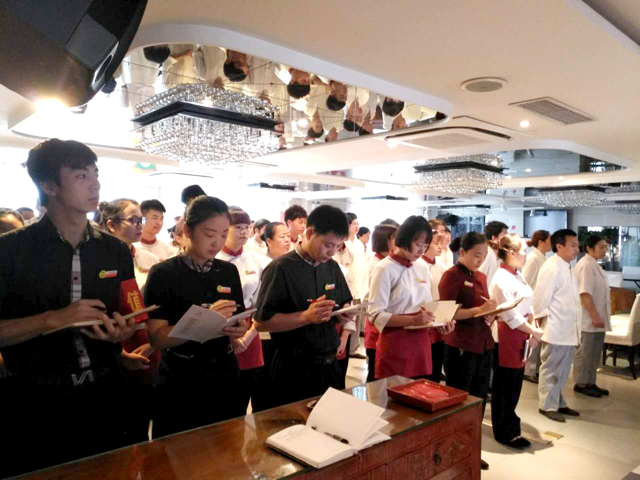 三地各店召开员工大会认真落实公司会议精神